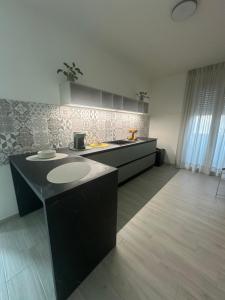 Η κουζίνα ή μικρή κουζίνα στο The Rooms Catanzaro Lido +42 φωτογραφίες