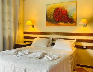 Praia do Bananal瑞坎托多斯利马旅馆的酒店房间里有一张床，上面放着毛巾