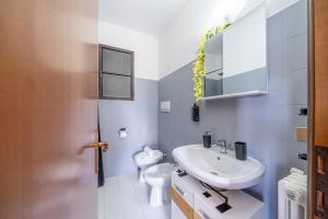 VISTA LAGO DI COMO - Suite con Wifi e Parcheggio في Fiumelatte: حمام مع حوض غسيل أبيض ومرحاض