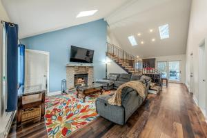 Μια τηλεόραση ή/και κέντρο ψυχαγωγίας στο 4BR Retreat with Hot Tub and Resort Style Amenities