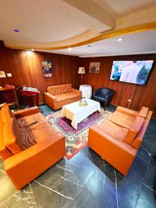 TV a/nebo společenská místnost v ubytování Résidences hôtelières Micheline et Emile BASTOS