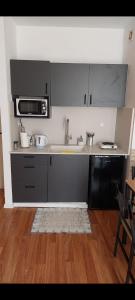 una cocina con fregadero y microondas en יולי גולף, en Cesarea