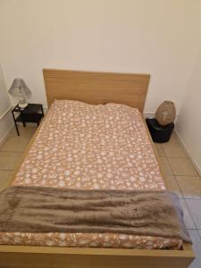 アンティーブにあるMaison du claretの寝室にある木製のヘッドボード付きのベッド