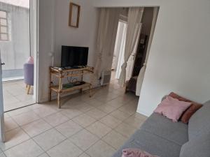 アンティーブにあるMaison du claretのソファとテレビのあるリビングルーム