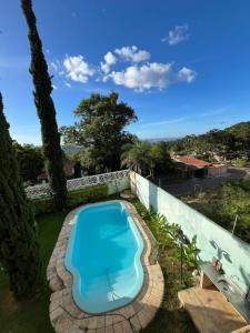 una piscina nel cortile di una casa di Chácara com piscina e 3 varandas no Caldas a Barbalha