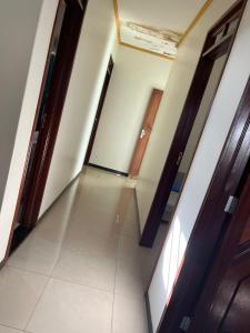 un corridoio vuoto con porte e pavimento piastrellato di Chácara com piscina e 3 varandas no Caldas a Barbalha
