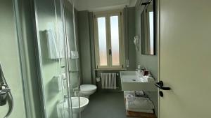 Un baño de Hotel Bel Sito Peschiera 59 fotos más