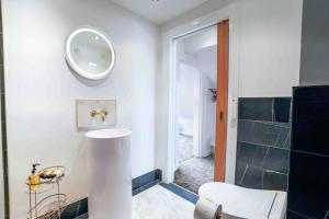 Et badeværelse på Antrim House Guest Rooms & Suites + 117 billeder