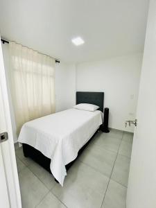 En eller flere senge i et værelse på Central apartment in Bello + 24 billeder