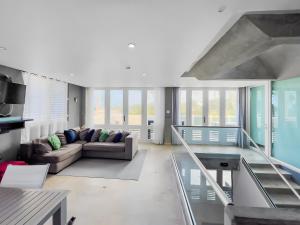 una sala de estar con un sofá y una mesa en Villa Capitán Modern Stay Near Beach with pool, en Vega Alta