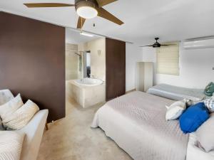 Un dormitorio con una cama grande y una bañera. en Villa Capitán Modern Stay Near Beach with pool, en Vega Alta 37 fotos más