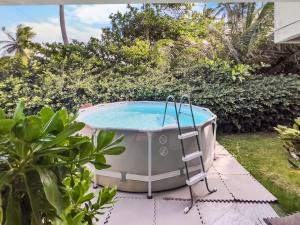 Un gran jacuzzi en un patio. en Villa Capitán Modern Stay Near Beach with pool, en Vega Alta