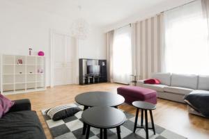 sala de estar con sofá, mesa y sillas en Downtown Rising Sun 104 sq.m, en Budapest