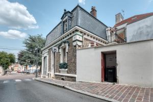 Le Secret d'Alice Centre ville Balcon في لاني: مبنى قديم على جانب شارع