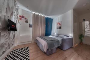 Le Secret d'Alice Centre ville Balcon في لاني: غرفة نوم بها سرير في الغرفة