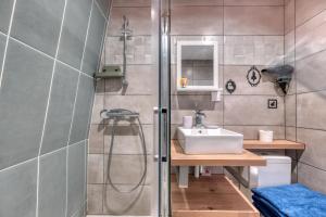 Le Secret d'Alice Centre ville Balcon في لاني: حمام مع دش ومغسلة +24 صورة