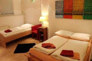 En eller flere senge i et værelse på BudgetRooms - souterrain-private rooms & kitchen