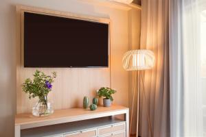 TV a/nebo společenská místnost v ubytování Zeus Essence Bucharest Central