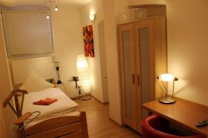 En eller flere senge i et værelse på BudgetRooms - souterrain-private rooms & kitchen