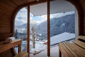 O vedere generală la munți sau o vedere la munte luată de la acest chalet