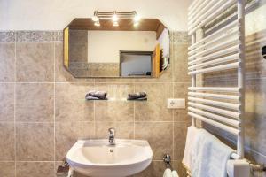 ein Badezimmer mit Waschbecken, Spiegel und Handtüchern in der Unterkunft Ferienwohnung Reintal in Grainau + 21 Fotos