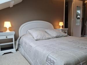 "Chambre familiale", La Maison des Grenouilles في Férolles: غرفة نوم بسرير ابيض مع مواقف ليلتين