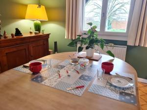 "Chambre familiale", La Maison des Grenouilles في Férolles: طاولة طعام مع مفارشين عليها