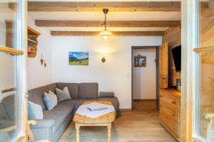 ein Wohnzimmer mit Sofa und Tisch in der Unterkunft Ferienwohnung Reintal in Grainau