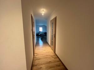 een gang met twee deuren en een houten vloer bij Oławska 1A mieszkanie in Środa Śląska