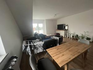 een woonkamer met een tafel en een bank bij Oławska 1A mieszkanie in Środa Śląska