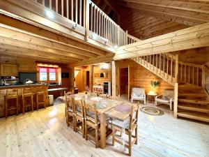 a large dining room with a table in a cabin at Au Chalet d'Aurélie in Chagny