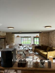 un salon avec un canapé et une télévision dans l'établissement Domaine St-Amand, à Saint-Amand-de-Coly