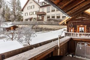 einen Winterblick vom Balkon eines Hauses in der Unterkunft Ferienwohnung Reintal in Grainau