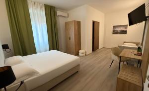 Una televisión o centro de entretenimiento en Hotel Bel Sito Peschiera