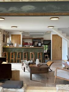 - un salon avec une table et un bar dans l'établissement Domaine St-Amand, à Saint-Amand-de-Coly