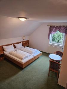 Ένα ή περισσότερα κρεβάτια σε δωμάτιο στο Hotel BURGWALD