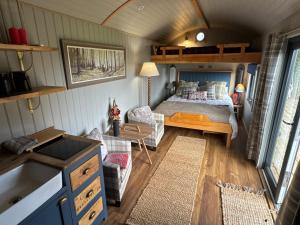 Acorn Hideaway في كانتربيري: غرفة نوم في منزل صغير مع سرير