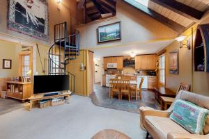 un soggiorno con divano e TV e una cucina di 1 Pine Mountain a Sunriver