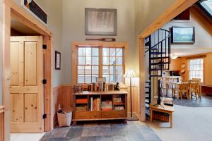 una stanza con scala e libreria con libri di 1 Pine Mountain a Sunriver