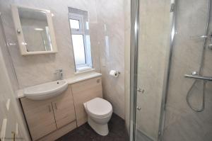 Et badeværelse på Broadwater on the river in Wroxham + 21 billeder