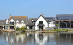 Udsigt til en flod der løber i nærheden af feriehuset
