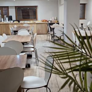 En restaurant eller et andet spisested på Hotel Bariloche Ski + 17 billeder