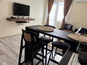 a living room with a black table and chairs at Апартамент Рафаела-Мартина-Регнум in Bansko