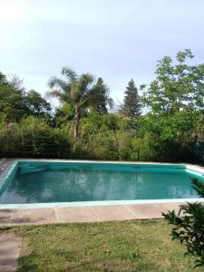 una piscina nel cortile di una casa di casa cupulas a Córdoba
