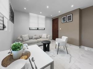 圣胡安Hyde Park 7 Comfy Apt With Parking in San Juan的客厅里有一张沙发和一张桌子。