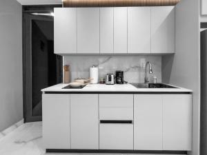 Η κουζίνα ή μικρή κουζίνα στο Hyde Park 7 Comfy Apt With Parking in San Juan