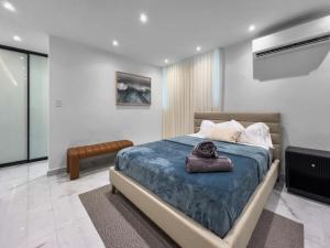 Ένα ή περισσότερα κρεβάτια σε δωμάτιο στο Hyde Park 7 Comfy Apt With Parking in San Juan