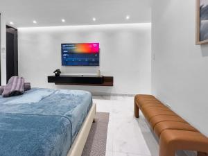 Μια τηλεόραση ή/και κέντρο ψυχαγωγίας στο Hyde Park 7 Comfy Apt With Parking in San Juan