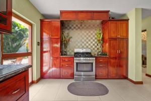 Serenity Villa - 3bd by ZenBreak في سانت بيتير: مطبخ بدولاب خشبي وموقد +15 صورة