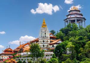 Dou Houz Georgetown في جورج تاون: مبنى كبير مع برج في الخلفية